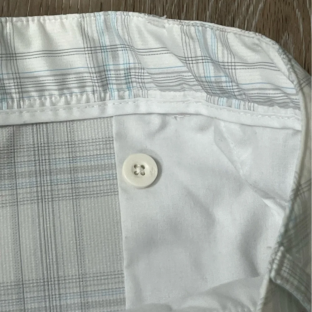 Bolle tech men’s plaid golf shorts, size 34.